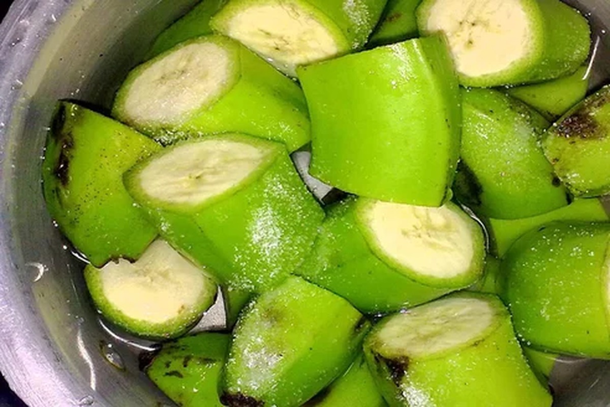 Plátanos verdes en remojo, un alimento de bajo índice glucémico